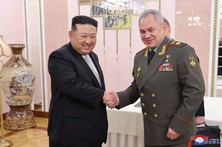 Chủ tịch Triều Tiên Kim Jong Un (bên trái) và Bộ trưởng Quốc phòng Nga Sergei Shoigu. Ảnh: KCNA