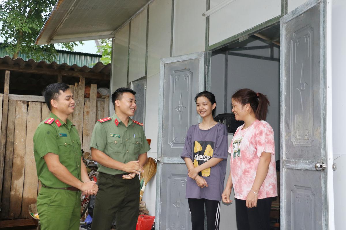 Lực lượng Công an huyện Quế Phong và Công an xã Châu Kim thường xuyên thăm hỏi, động viên mẹ con chị Hòe