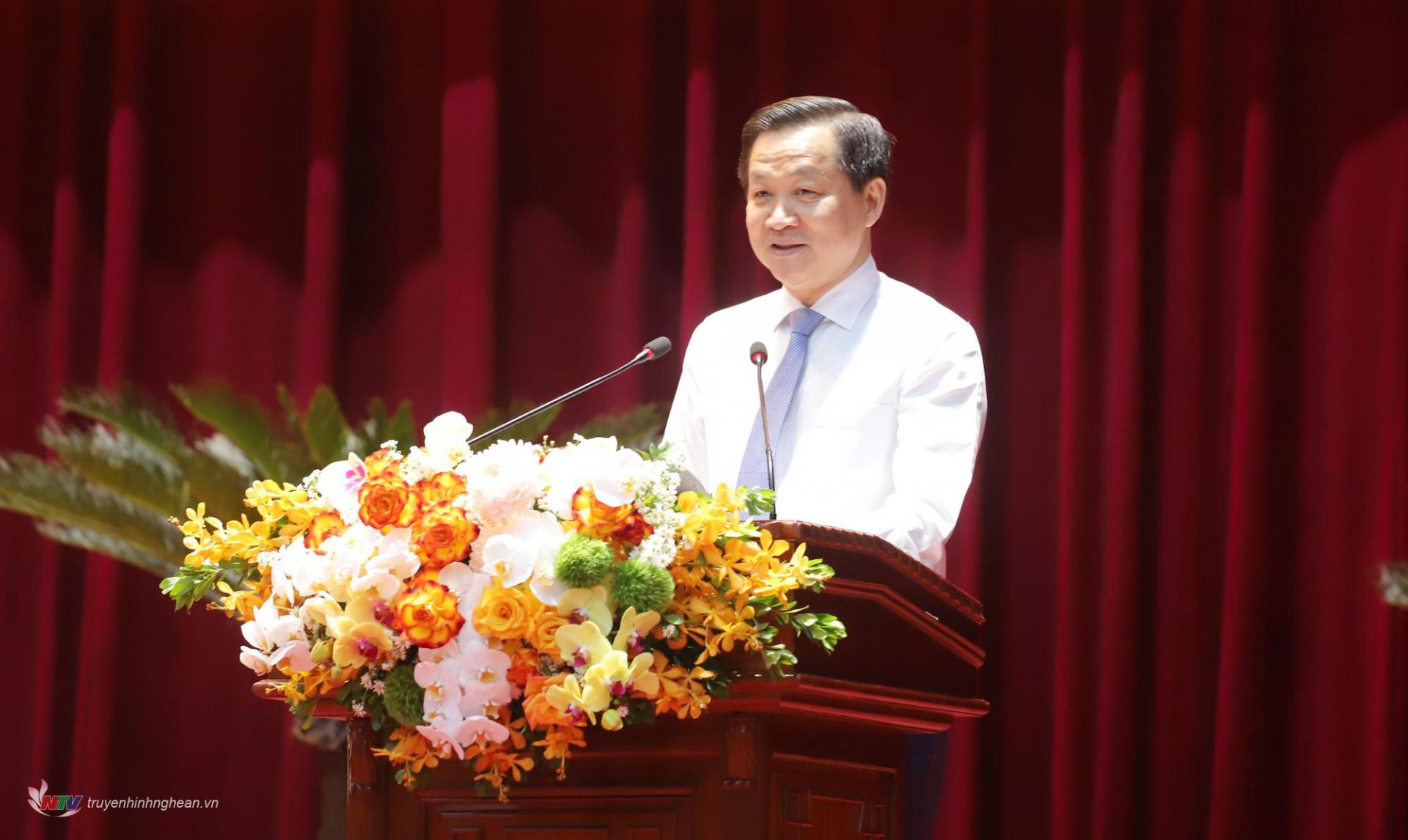 Đồng chí Lê Minh Khái - Bí thư Trung ương Đảng, Phó Thủ tướng Chính phủ trình bày dự thảo Chương trình hành động của Chính phủ thực hiện Nghị quyết số 39-NQ/TW của Bộ Chính trị về xây dựng và phát triển tỉnh Nghệ An đến năm 2030, tầm nhìn đến năm 2045.