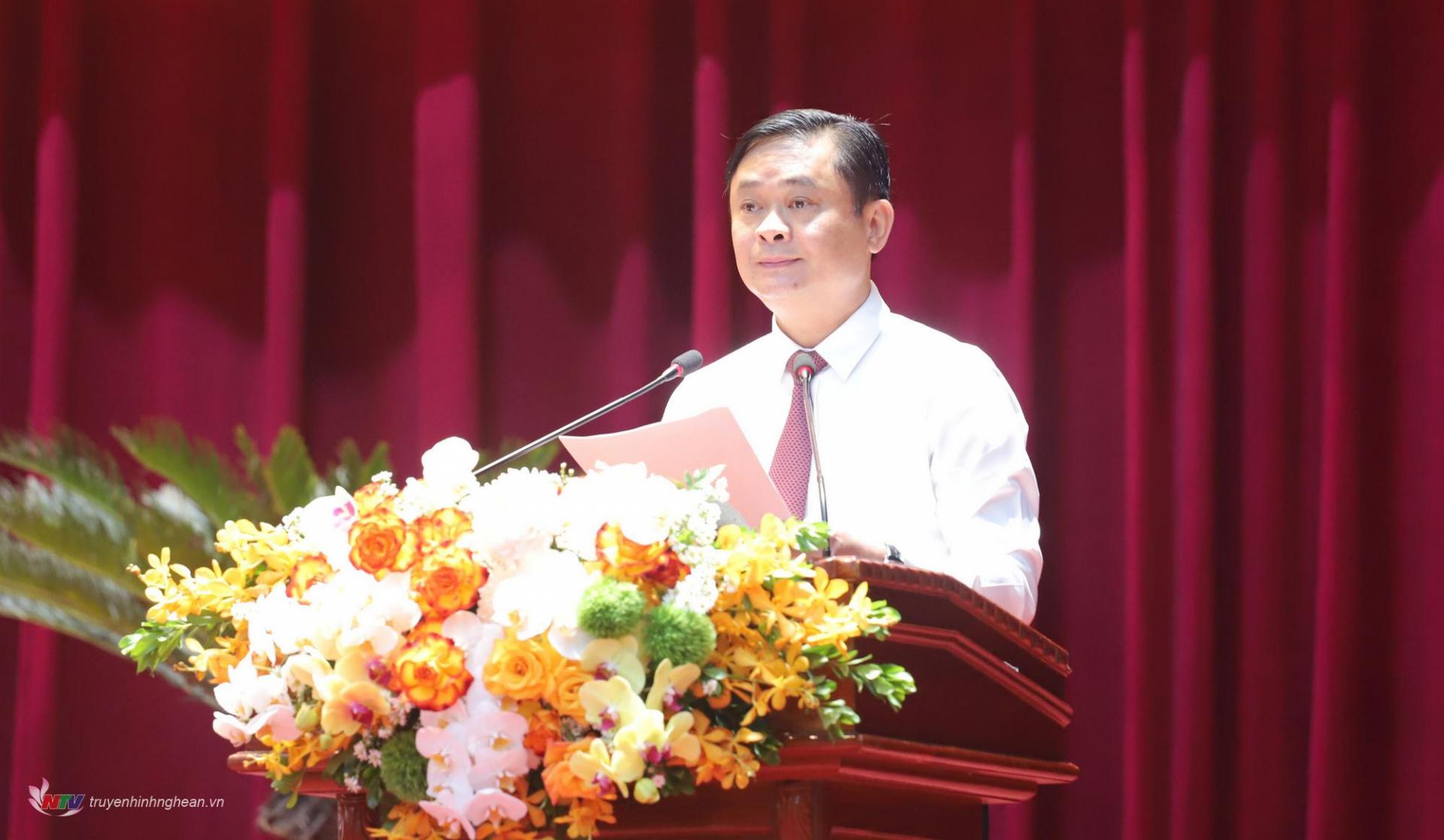 Bí thư Tỉnh ủy Nghệ An Thái Thanh Quý trình bày dự thảo Chương trình hành động của Ban Chấp hành Đảng bộ tỉnh Nghệ An thực hiện Nghị quyết số 39-NQ/TW. 