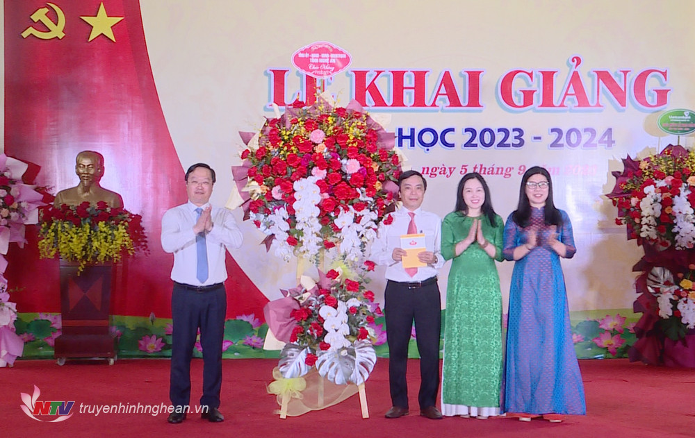 Chủ tịch UBND tỉnh Nguyễn Đức Trung tặng nhà trường lẵng hoa nhân dịp khai giảng năm học mới.