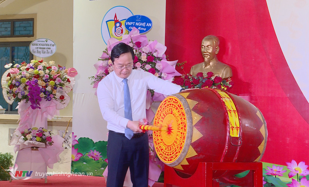 Chủ tịch UBND tỉnh Nguyễn Đức Trung đánh tiếng trống khai giảng năm học mới 2023 - 2024