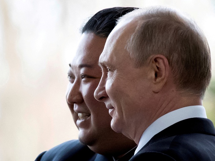 Tổng thống Nga Vladimir Putin và nhà lãnh đạo Triều Tiên Kim Jong-un chụp ảnh trong cuộc gặp ở Vladivostok - Nga năm 2019. Ảnh: Reuters