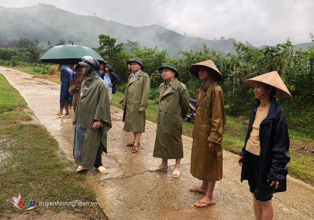 Lãnh đạo huyện Quỳ Hợp kiểm tra tình hình mưa lũ tại cơ sở