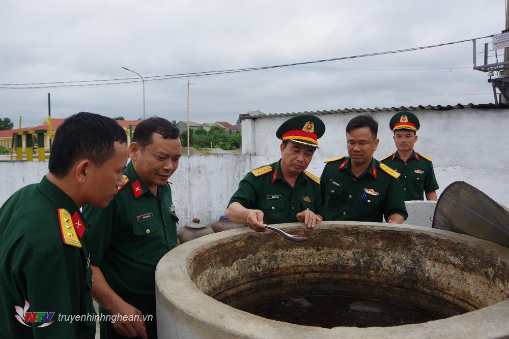 Đoàn công tác kiểm tra công tác chế biến muối nước mắm của đơn vị.