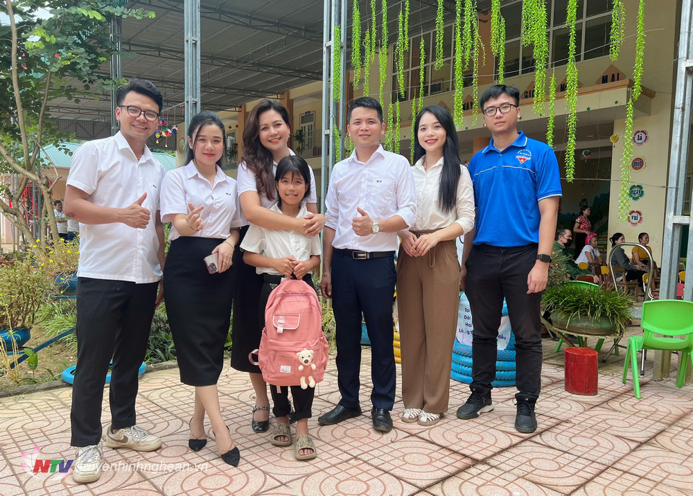 Chi đoàn Đài PT-TH Nghệ An nhận đỡ đầu em nuôi của Đoàn.