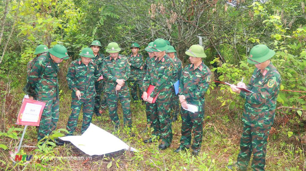 Đoàn công tác khảo sát vị trí xây dựng Sở chỉ huy diễn tập thị xã Hoàng Mai