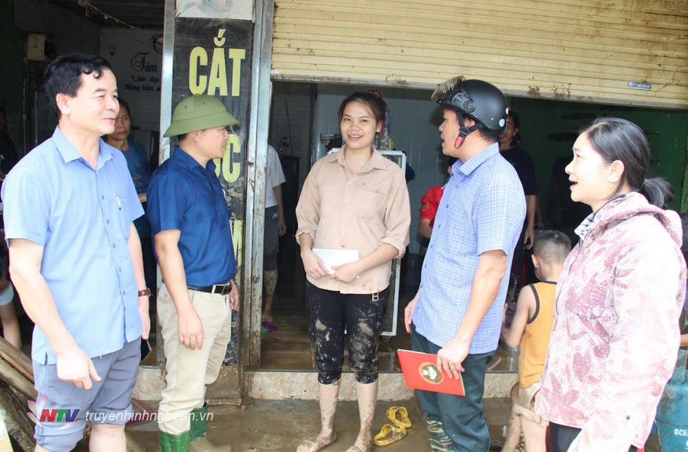 Lãnh đạo huyện kiểm tra công tác khắc phục hậu quả mưa lũ.