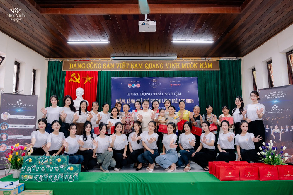 Top 20 Miss Vinh thăm và tặng quà tại làng trẻ SOS