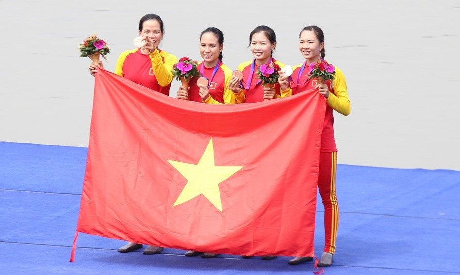 Đinh Thị Hảo, Dư Thi Bông, Hà Thị Vui và Phạm Thị Huệ trên bục nhận huy chương