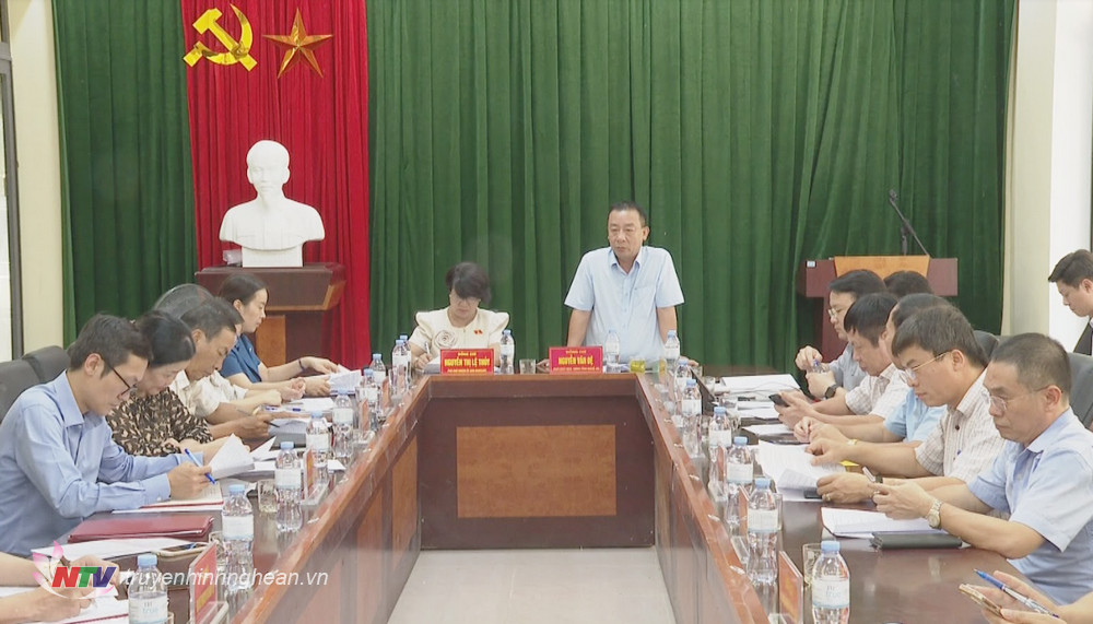Phó Chủ tịch UBND tỉnh Nguyễn Văn Đệ phát biểu tại cuộc làm việc.