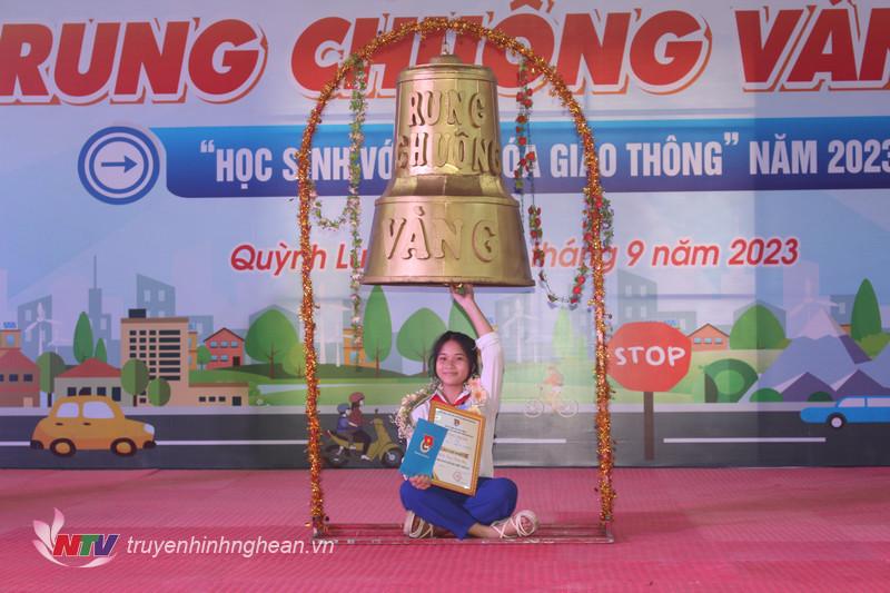 Em Lê Thu Thuỷ - Lớp 8C, Trường THCS Quỳnh Hậu, huyện Quỳnh Lưu đã xuất sắc rung chuông vàng.