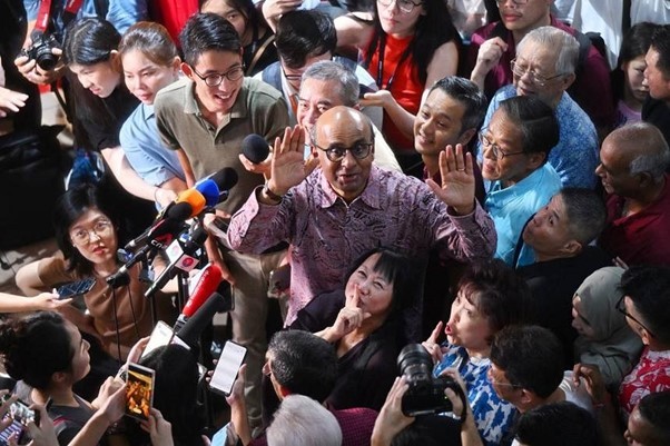 Ông Tharman Shanmugaratnam phát biểu với giới truyền thông tại Trung tâm thực phẩm Taman Jurong. (Nguồn: Straits Times)