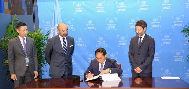 Bộ trưởng Bùi Thanh Sơn ký Hiệp định về Bảo tồn và sử dụng bền vững đa dạng sinh học ở vùng biển nằm ngoài quyền tài phán quốc gia tại New York ngày 20/9. 