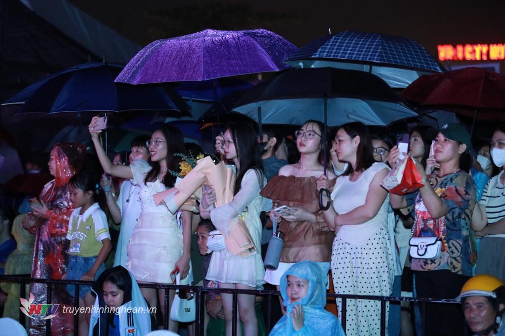 Khán giả đội mưa cổ vũ cho các thí sinh
