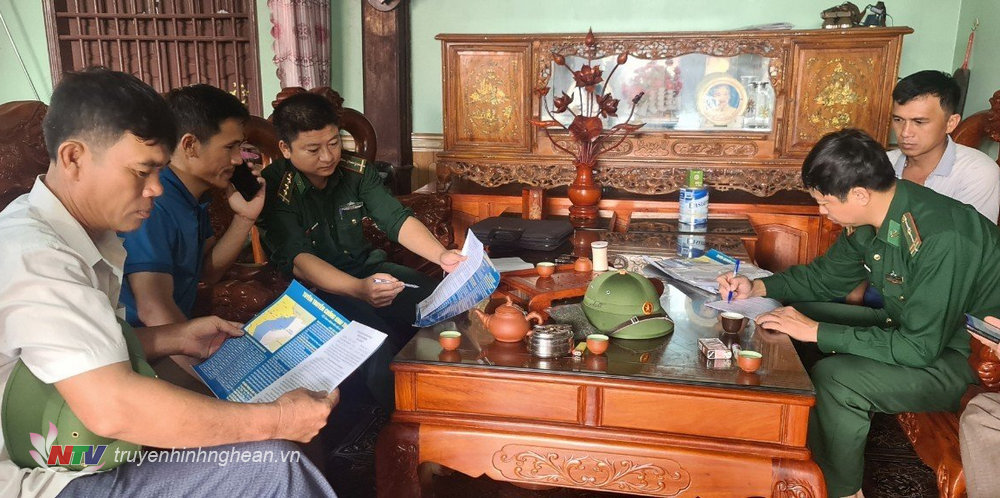 Tổ tuyên truyền Đồn Biên phòng Quỳnh Phương, BĐBP Nghệ An đến tận các hộ gia đình ngư dân phát tờ rơi, tổ chức ký cam kết không khai thác thủy sản bất hợp pháp