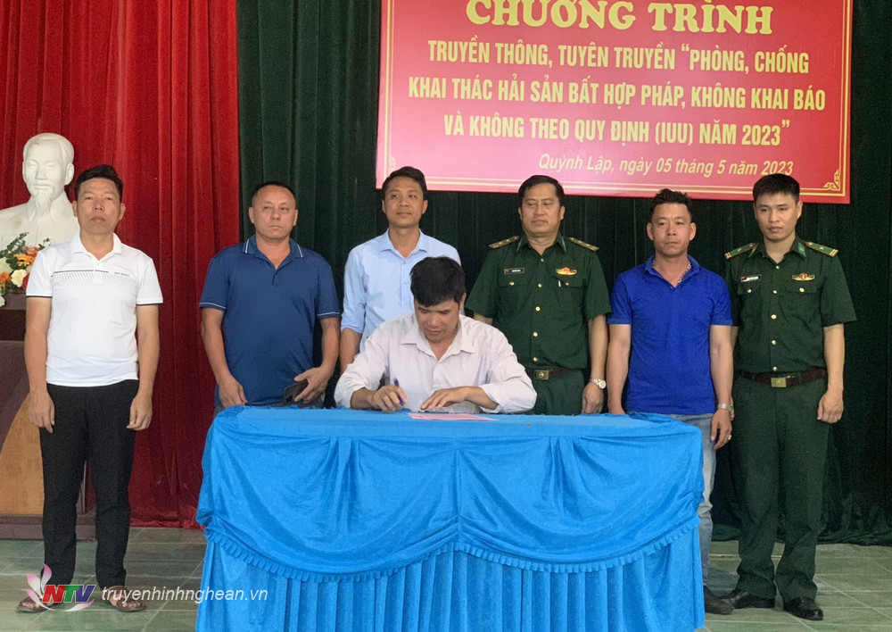Đồn Biên phòng Quỳnh Phương, BĐBP Nghệ An phối hợp chính quyền địa phương tuyên truyền và tổ chức cho ngư dân ký cam kết không khai thác bất hợp pháp 