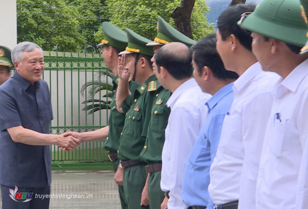 Đồng chí Nguyễn Hòa Bình - Ủy viên Bộ Chính trị, Bí thư TW Đảng, Chánh án Tòa án Nhân dân tối cao thăm và làm việc với Đồn biên phòng Môn Sơn, huyện Con Cuông.