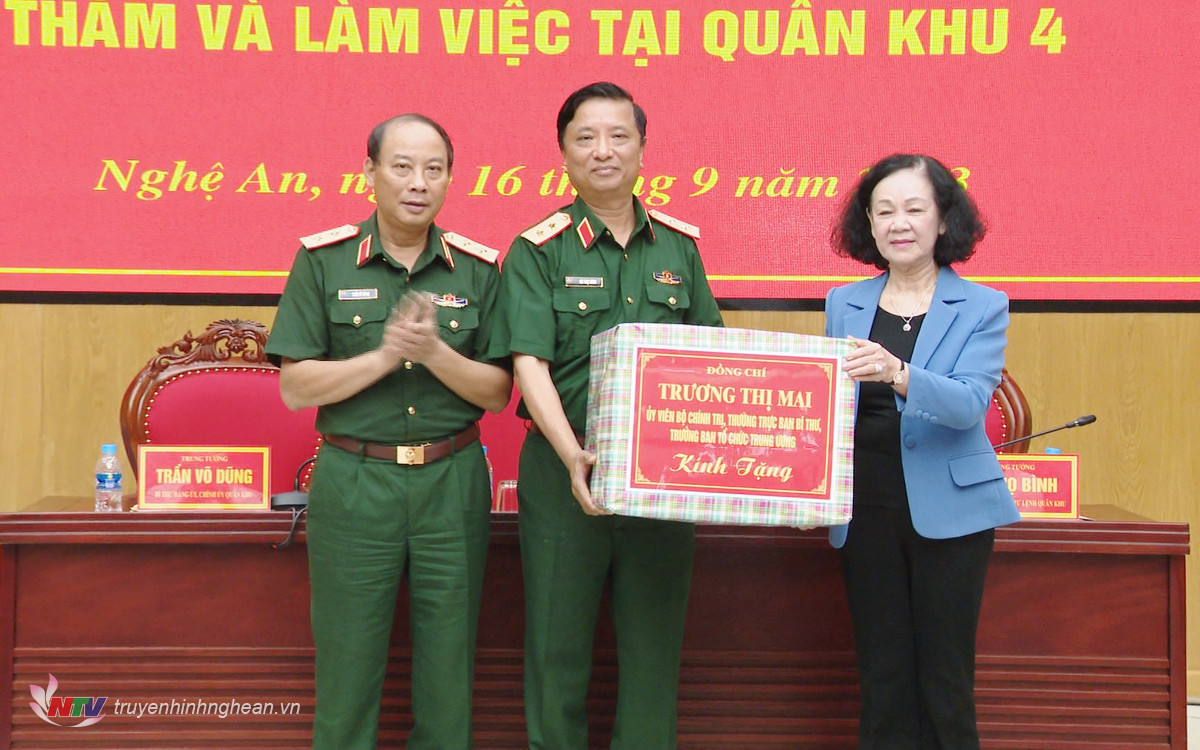 Đồng chí Trương Thị Mai tặng quà lưu niệm Đảng ủy, Bộ Tư lệnh Quân khu 4.