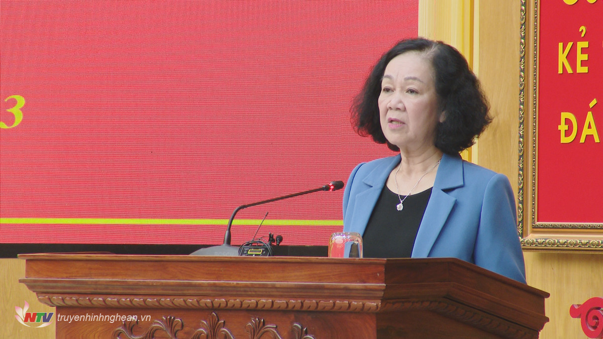 Thường trực Ban Bí thư Trương Thị Mai phát biểu nhấn mạnh một số nhiệm vụ trọng tâm đối với lực lượng vũ trang Quân khu 4. 