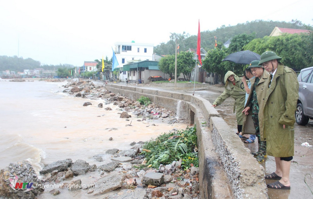Lãnh đạo huyện Quỳnh Lưu kiểm tra kè chắn sóng ở xã Tiến Thủy