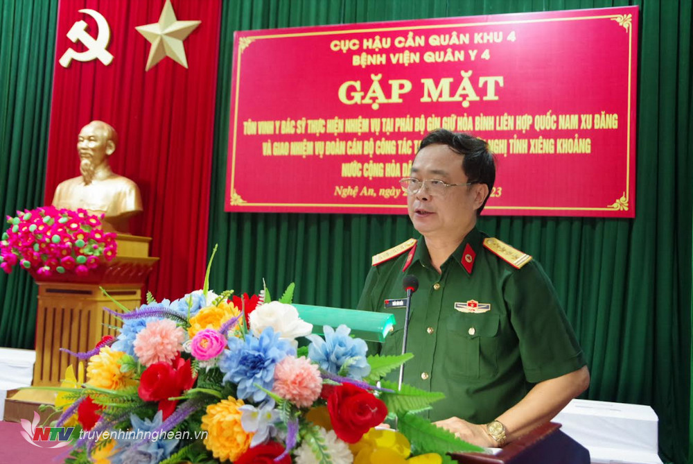 Đại tá, Bác sĩ CK2 Trần Văn Hiến, Giám đốc Bệnh viện Quân y 4 phát biểu chúc mừng và giao nhiệm vụ cho đoàn công tác đi làm nhiệm vụ quốc tế.