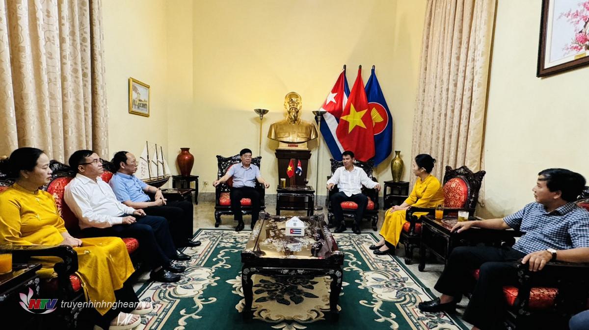 Phó Bí thư Thường trực Tỉnh ủy Nguyễn Văn Thông làm việc với Đại sứ quán.