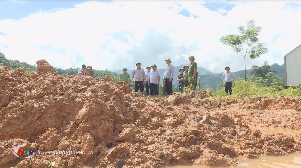 Đồng chí Nguyễn Văn Đệ - Phó Chủ tịch UBND tỉnh cùng đoàn kiểm tra tại điểm sạt lở núi ở bản Xiêng Thù, xã Chiêu Lưu. 