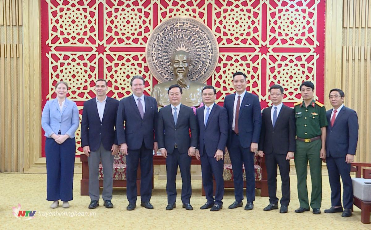 Chủ tịch UBND tỉnh Nguyễn Đức Trung chụp ảnh lưu niệm cùng Đại sứ Marc E. Knapper. 
