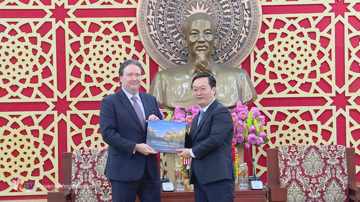 Chủ tịch UBND tỉnh Nguyễn Đức Trung và Đại sứ Marc E. Knapper cùng trao những món quà lưu niệm