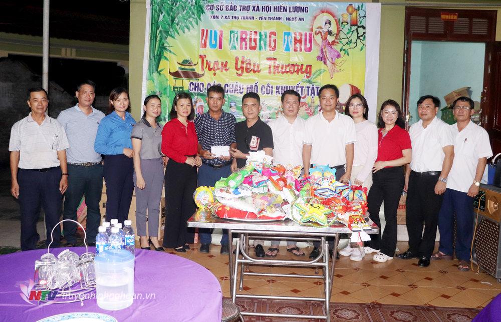 Đoàn đại biểu Quốc hội trao quà cho cơ sở bảo trợ xã hội Hiền Lương, xã Thọ Thành, Yên Thành