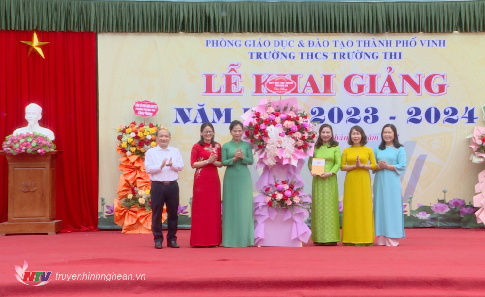 Chủ tịch Uỷ ban MTTQ tỉnh Võ Thị Minh Sinh tặng lẵng hoa chúc mừng nhà trương nhân dịp năm học mới.