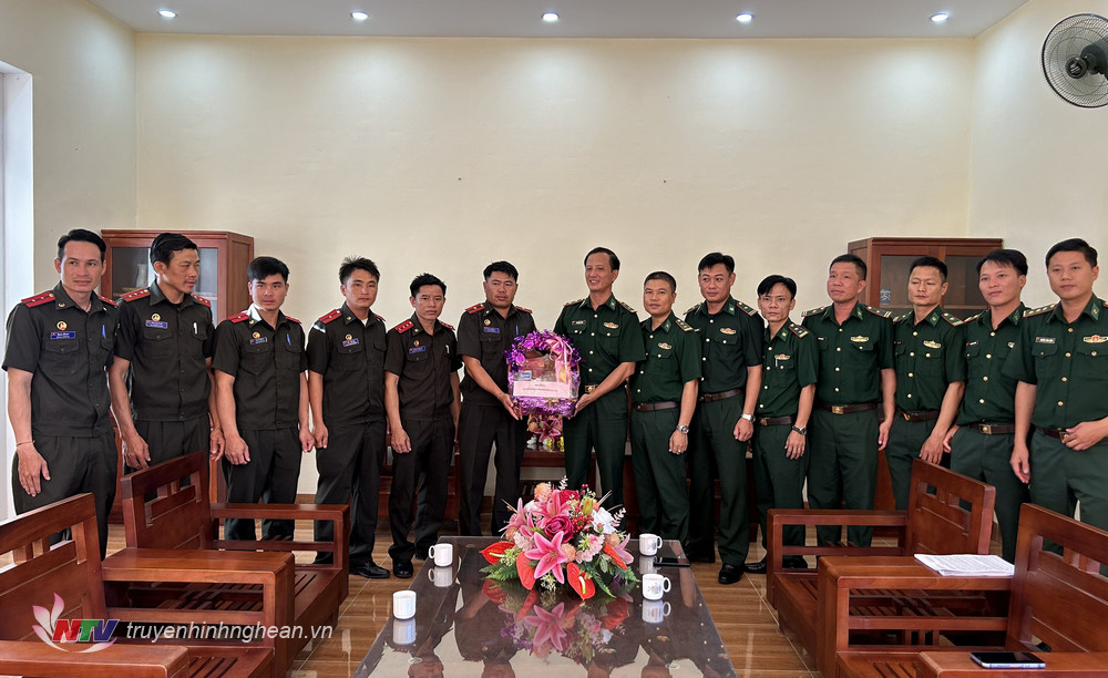 Đại đội Biên phòng 252 Bộ Chỉ huy Quân sự tỉnh Bolykhamxay (Lào) tặng quà chúc mừng đồn Biên phòng Ngọc Lâm.