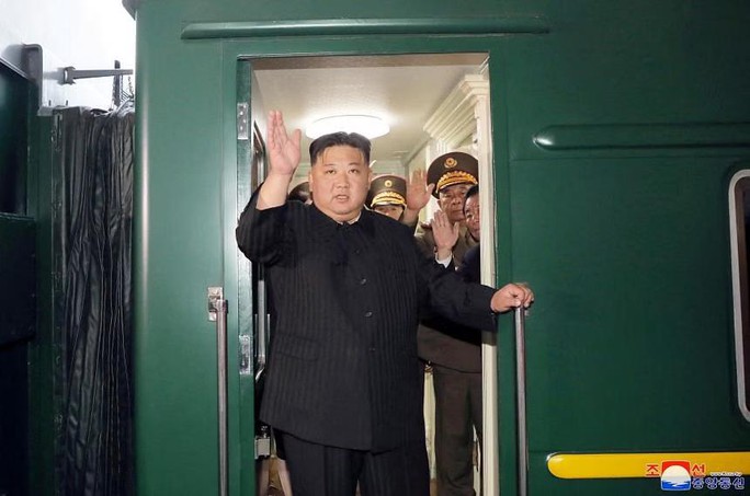 Ông Kim Jong-un trên chuyến tàu bọc thép hôm 10-9 - Ảnh: REUTERS