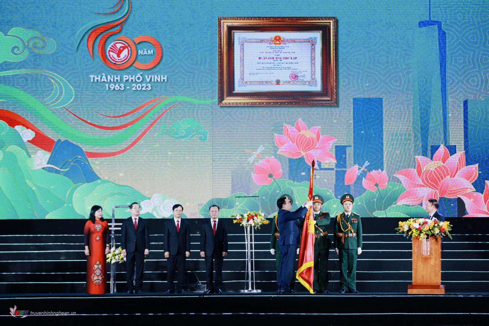 Đồng chí Vương Đình Huệ, Ủy viên Bộ Chính trị, Chủ tịch Quốc hội nước Cộng hòa xã hội chủ nghĩa Việt Nam thay mặt lãnh đạo Đảng, Nhà nước gắn Huân chương lên cờ truyền thống