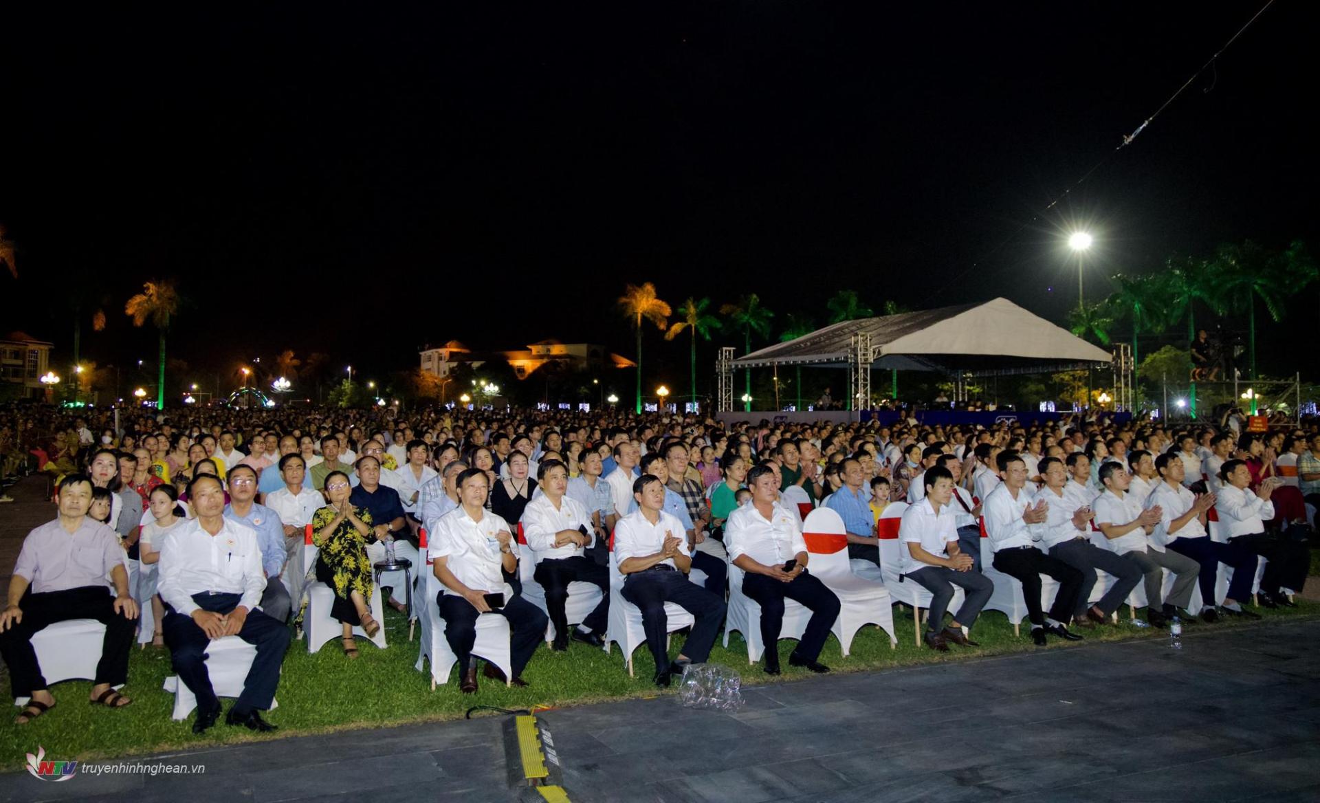 Các đại biểu cùng đông đảo nhân dân thành phố dự buổi lễ.