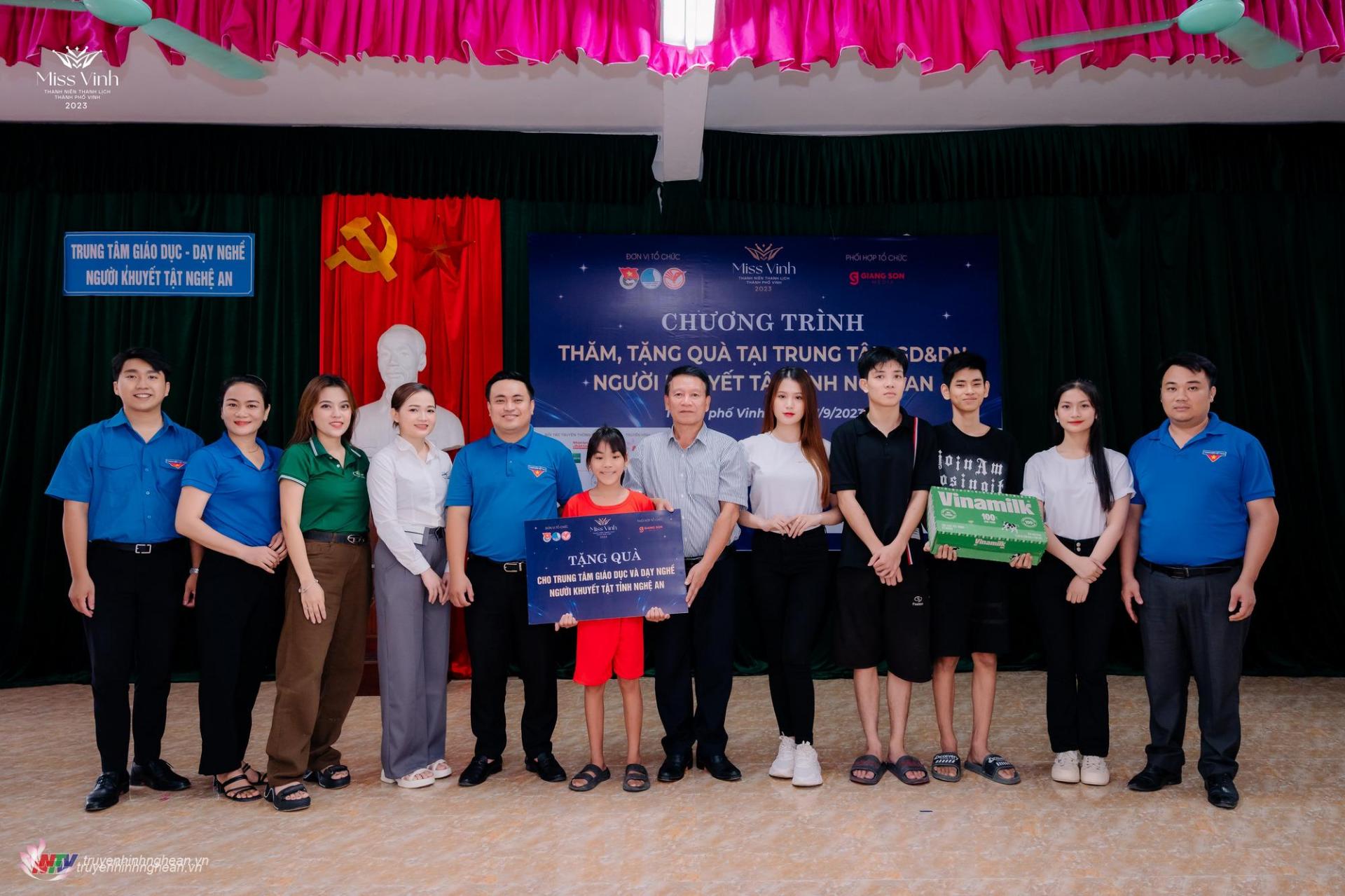 BTC cùng các thí sinh top 20 Miss Vinh trao quà cho Trung tâm Giáo dục  Dạy nghề người khuyết tật tỉnh Nghệ An.