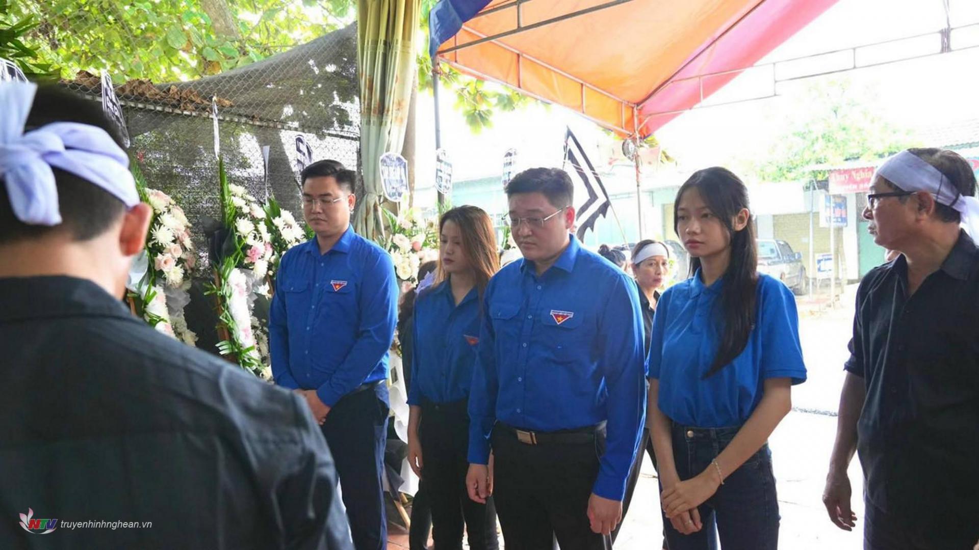 BTC cùng các thí sinh thắp hương nạn nhân người Nghệ An trong vụ cháy cung cư mini ở Khương Đình, Thanh Xuân, Hà Nội đêm 12/9.