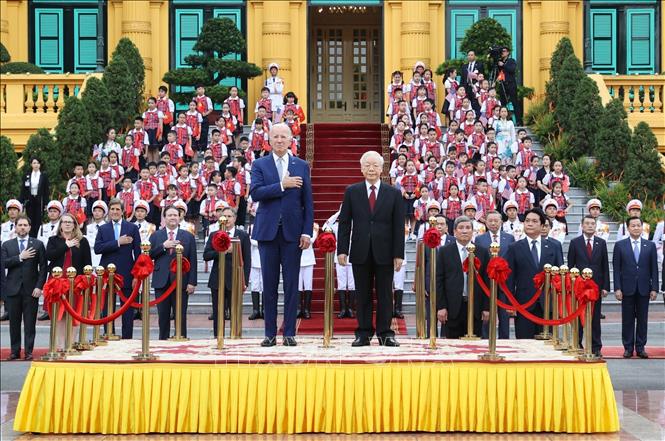 Tổng Bí thư Nguyễn Phú Trọng và Tổng thống Hoa Kỳ Joe Biden trên bục danh dự, thực hiện nghi thức chào cờ