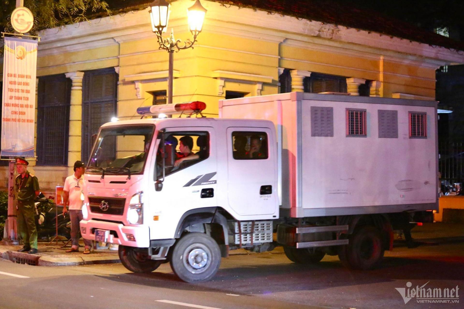 Gần 20h, sau khi tòa tuyên án, xe chuyên dụng chở các bị cáo về lại trại tạm giam. Ảnh: Nguyễn Huế