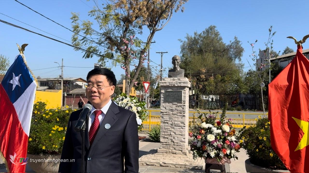 Phó Bí thư Thường trực Tỉnh uỷ Nguyễn Văn Thông phát biểu bên tượng đài Bác Hồ.