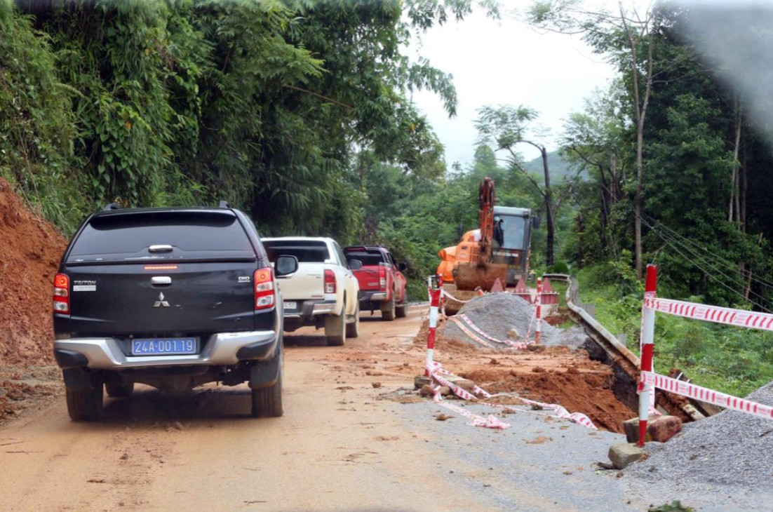 Tuyến đường đi vào huyện Bảo Yên, Lào Cai có nhiều vị trí bị sạt lở ta luy dương, ta luy âm