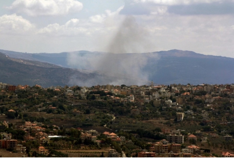 Khói bốc lên sau cuộc không kích của Israel vào thị trấn Khiyam, miền Nam Lebanon hôm 19-9. Ảnh: EPA