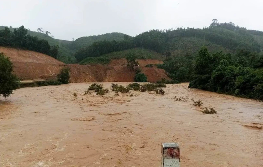 Nước sông ở xã miền núi Vĩnh Ô, huyện Vĩnh Linh (Quảng Trị) đang lên và chảy xiết gây nguy cơ ngập lụt và sạt lở. (Ảnh: TTXVN phát)