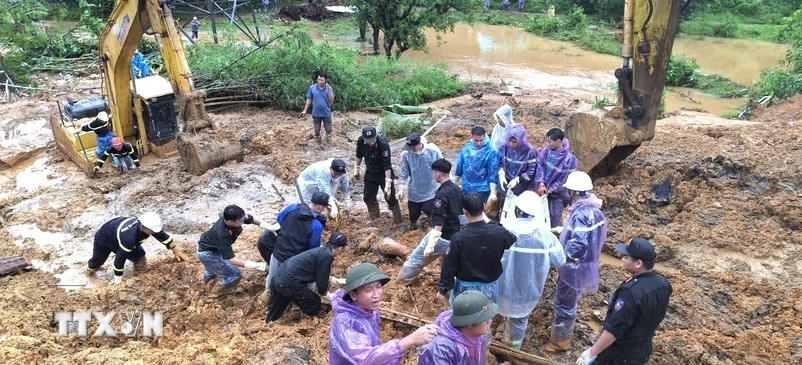 Cán bộ, chiến sỹ Công an tỉnh Hà Giang và các lực lượng chức năng nỗ lực tìm kiếm nạn nhân mất tích trong vụ sạt lở nghiêm trọng. (