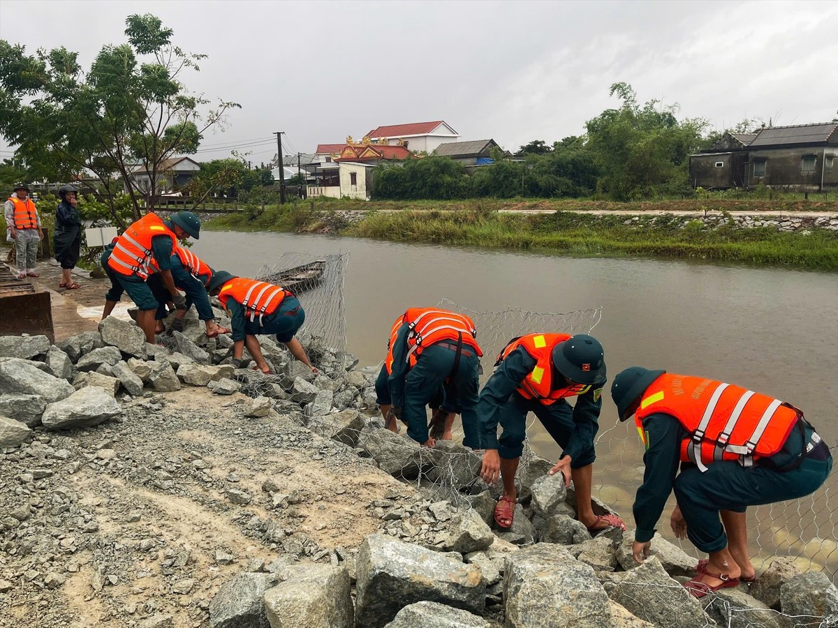 Bộ đội tại TT-Huế giúp dân hộ đê Mai Dương. 