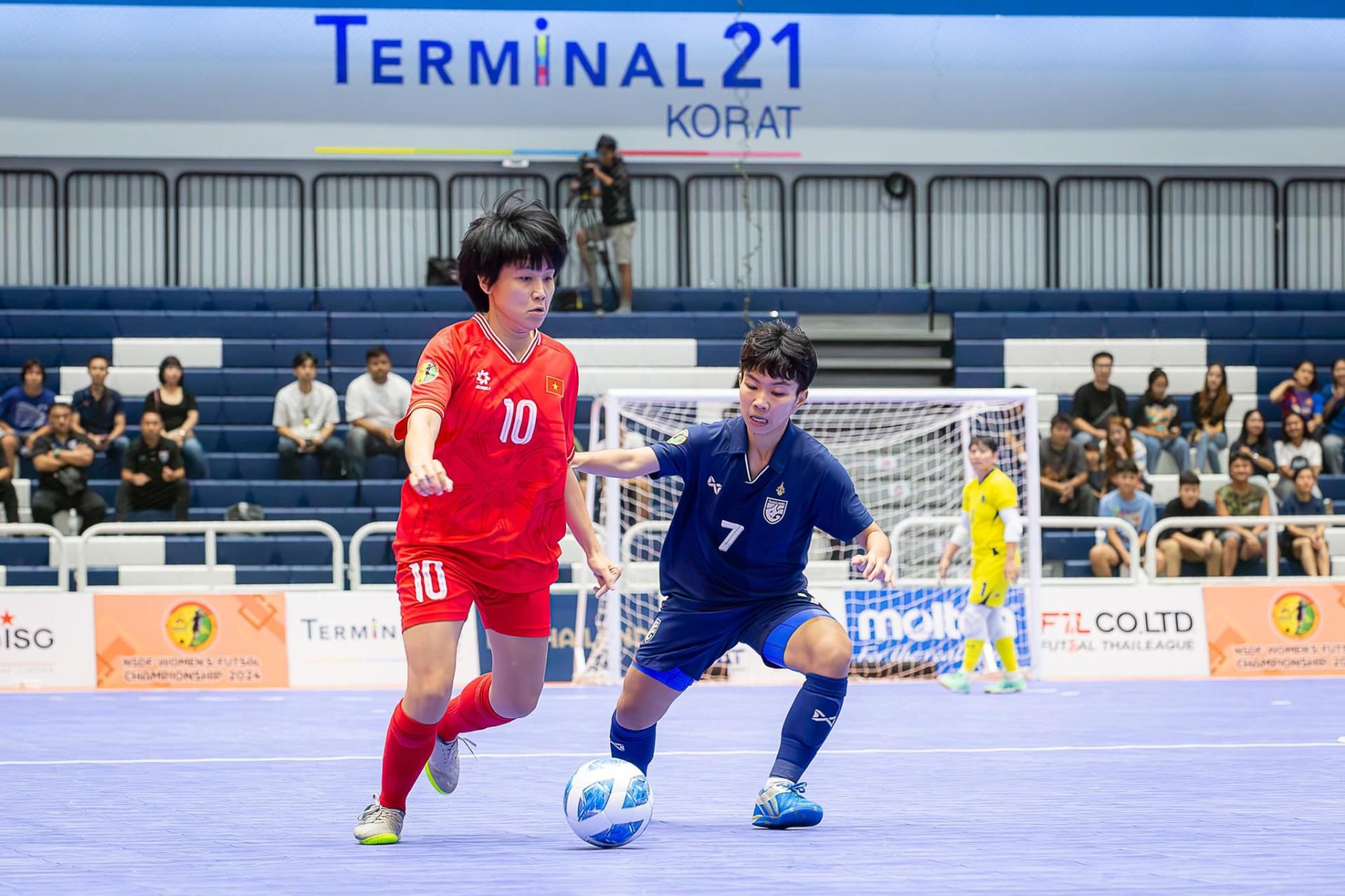 Tuyển futsal nữ Việt Nam hòa 2-2 trước Thái Lan