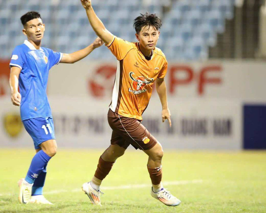 Gia Bảo trở thành cầu thủ trẻ nhất ghi bàn tại V-League.