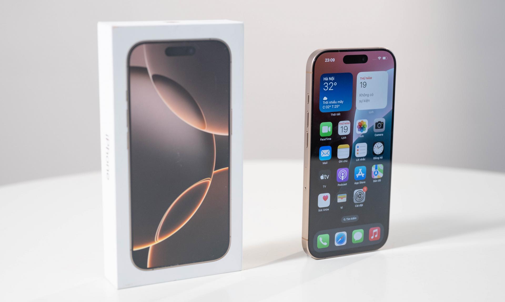 iPhone 16 Pro Max titan sa mạc là màu hot nhất năm nay.