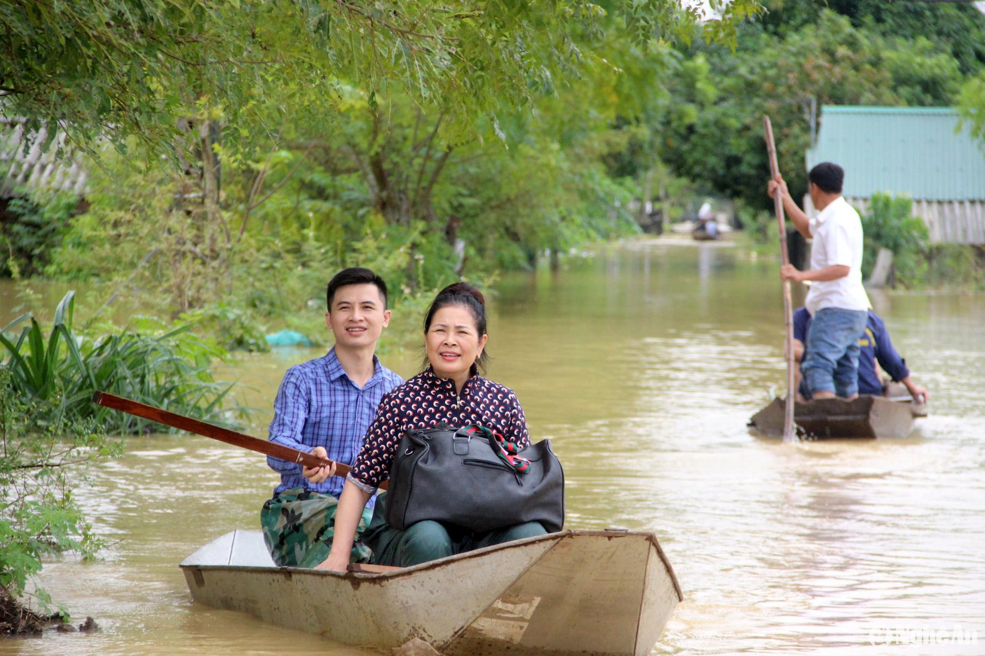 Người dân vùng hạ du sẵn sàng ứng phó với hoàn lưu bão và nước dâng từ thượng nguồn đổ về. 